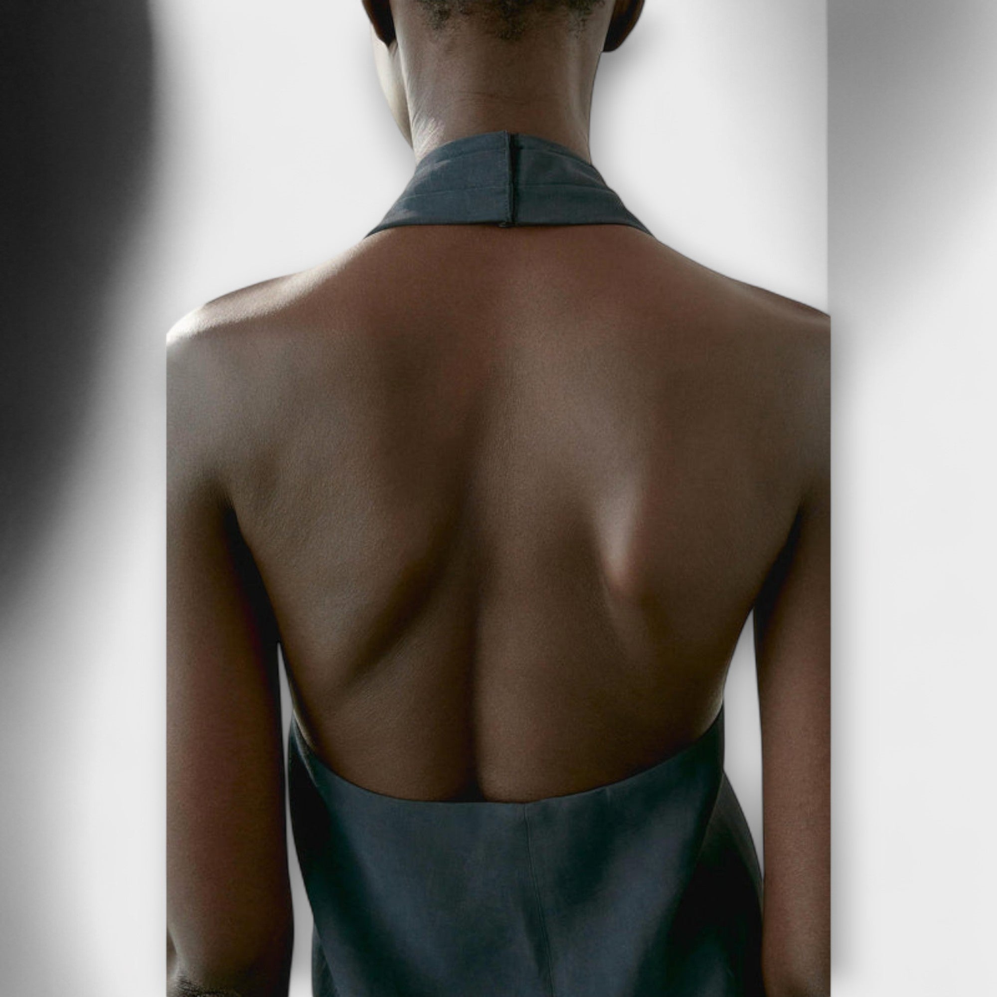 Hannah - Modrý top s halter krkem a výřezem na zádech